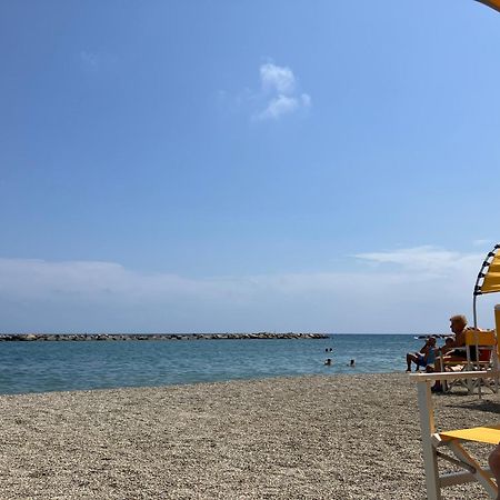 Apartamento Aria Luce Mare San Bartolomeo Al Mare Exterior foto
